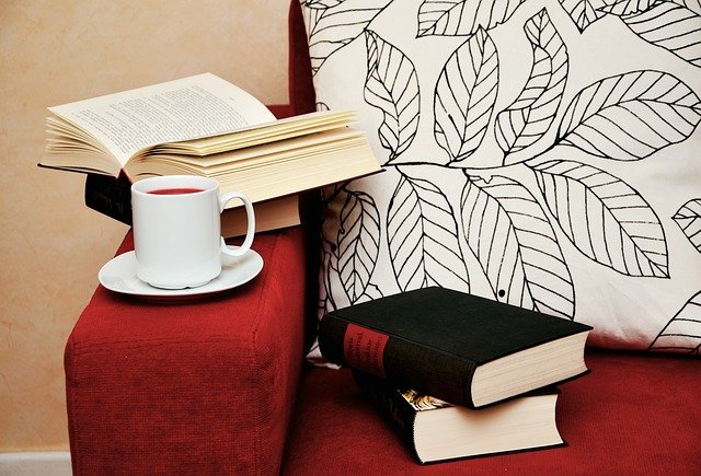 knihy, sedačka, čaj
