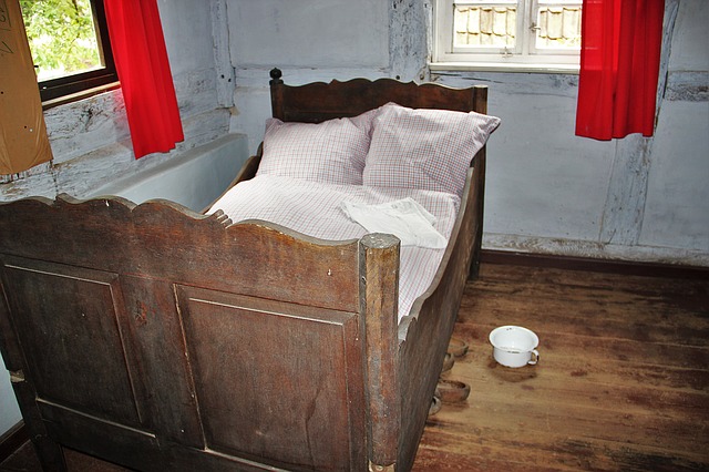 Stará postel z dřevěného masivu