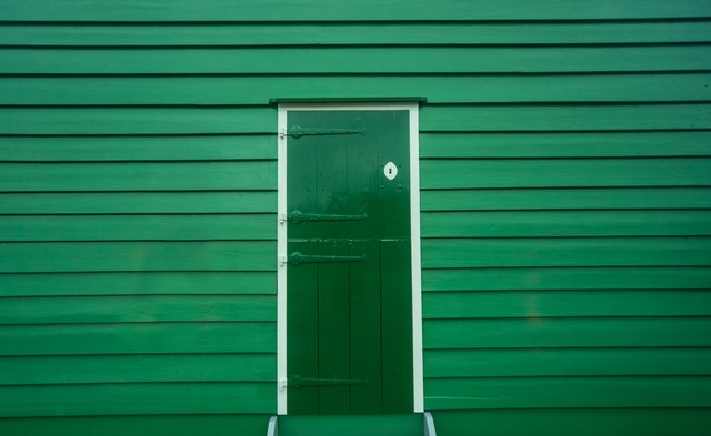 zelená garážová vrata s dveřmi