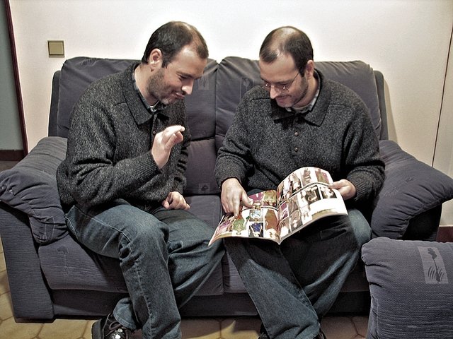 dva muži nad módním časopisem